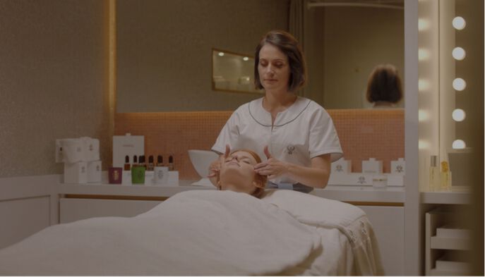 Gesichtsbehandlung mit Technologie in der Maison Sisley